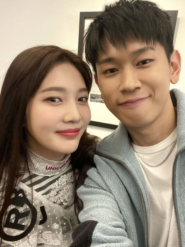 크러쉬, '♥조이' 부모님도 만났다…여동생 결혼식 축가까지 '더 깊어진 애정'