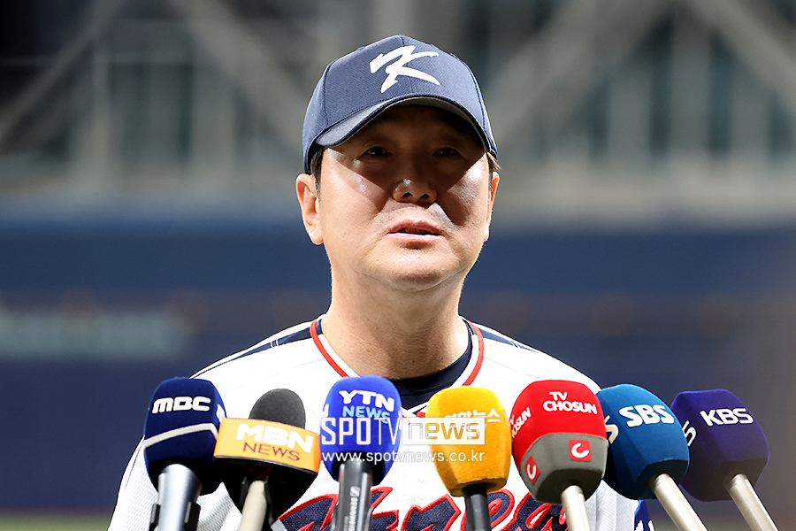 [포토S] 인터뷰 하는 류지현 감독