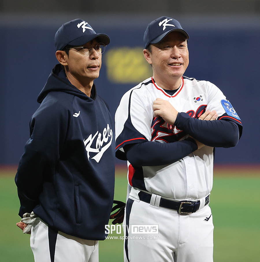 [포토S] 훈련 지켜보는 김재걸-이동욱 코치