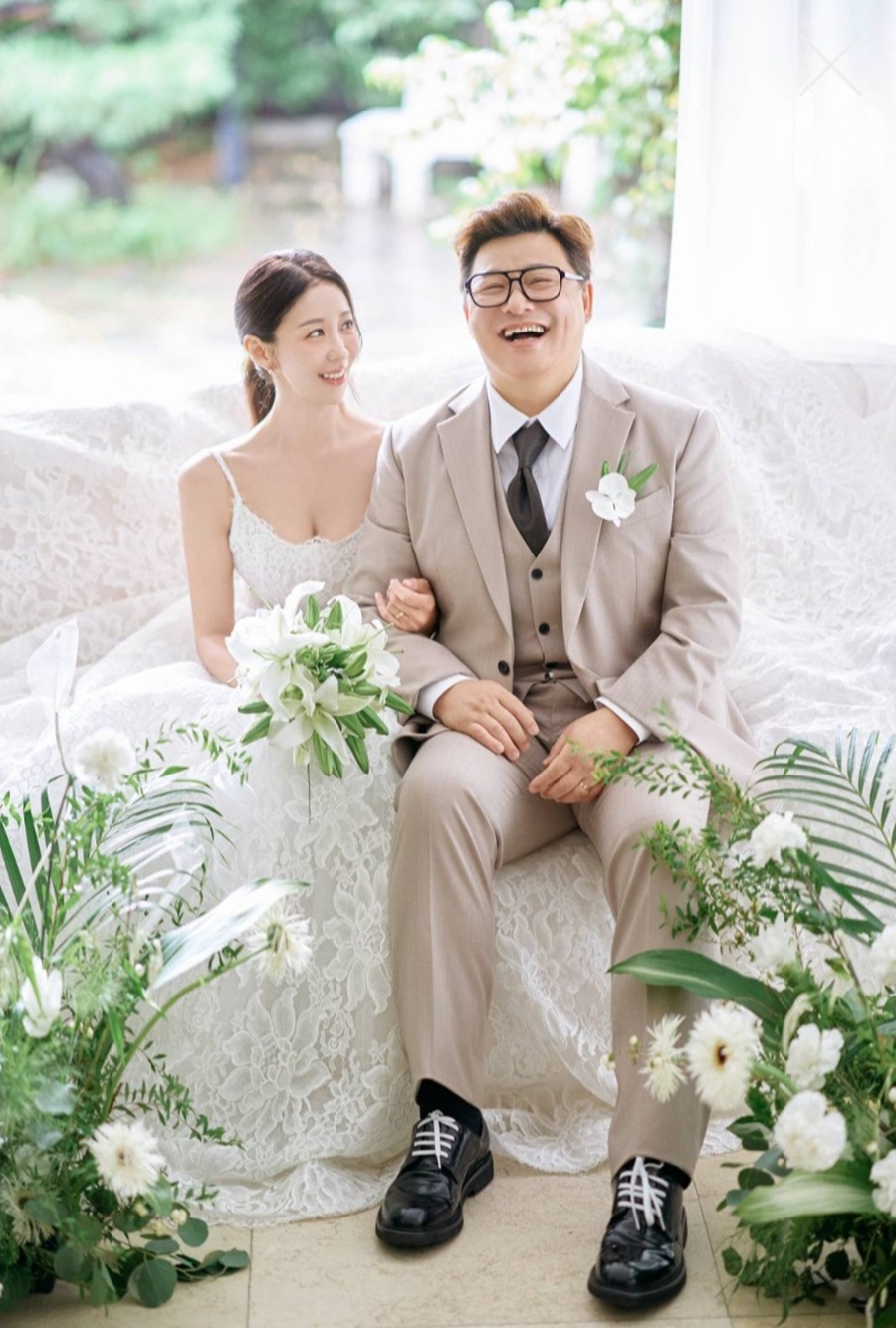 "서로에게 기댈 운명" 윤정수♥원진서, 청첩장·웨딩화보 공개 '행복 한가득'