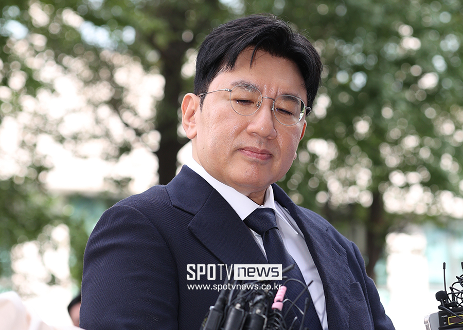 '1900억 부당이득 혐의' 방시혁, 경찰 3차 소환조사 출석