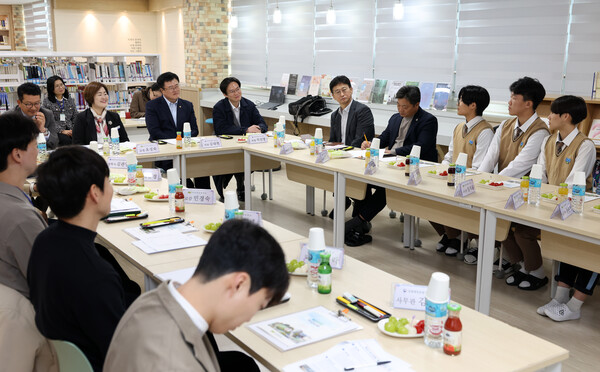 ▲ 김대현 문화체육관광부 제2차관이 대전 외삼중학교를 방문해 학교스포츠클럽 활동을 점검했다. ⓒ문화체육관광부