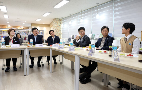 ▲ 김대현 문화체육관광부 제2차관이 대전 외삼중학교를 방문해 학교스포츠클럽 활동을 점검했다. ⓒ문화체육관광부