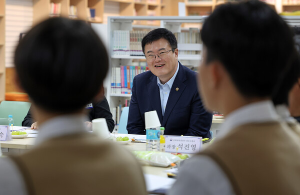 ▲ 김대현 문화체육관광부 제2차관이 대전 외삼중학교를 방문해 학교스포츠클럽 활동을 점검했다. ⓒ문화체육관광부