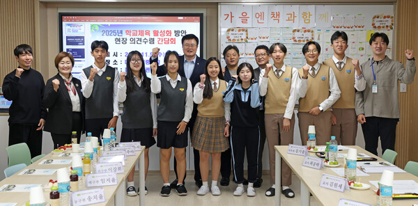 ▲ 김대현 문화체육관광부 제2차관이 대전 외삼중학교를 방문해 학교스포츠클럽 활동을 점검했다. ⓒ문화체육관광부
