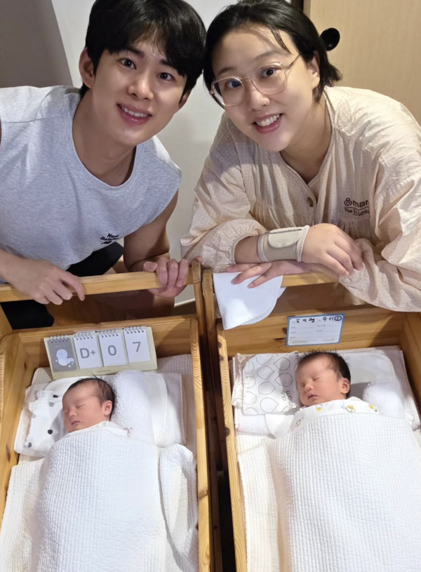 "드디어 웃었다" 손민수♥임라라, 험난했던 출산 뒤로 하고 첫 가족사진 공개
