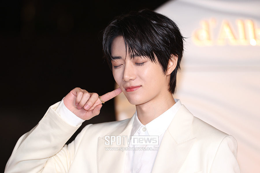 [포토S] TXT 범규 '수줍게 볼 콕'