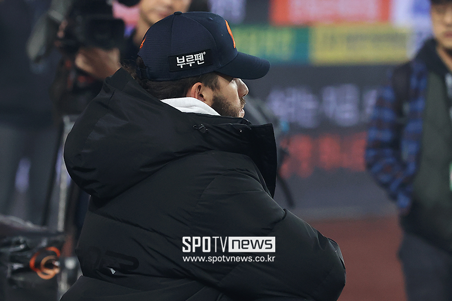 ▲ 한화 이글스 선발투수 코디 폰세가 올해 KBO 포스트시즌 한국시리즈 경기에서 패한 뒤 그라운드를 바라보고 있다. ⓒ곽혜미 기자