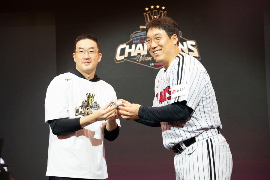 김현수, 'LG 우승 MVP 상징' 롤렉스 받았다 "좋은 동료들 덕분에 우승…내년엔 다른 선수가 받길"