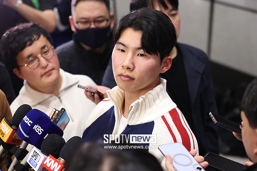 [포토S] 취재진 바라보는 김혜성