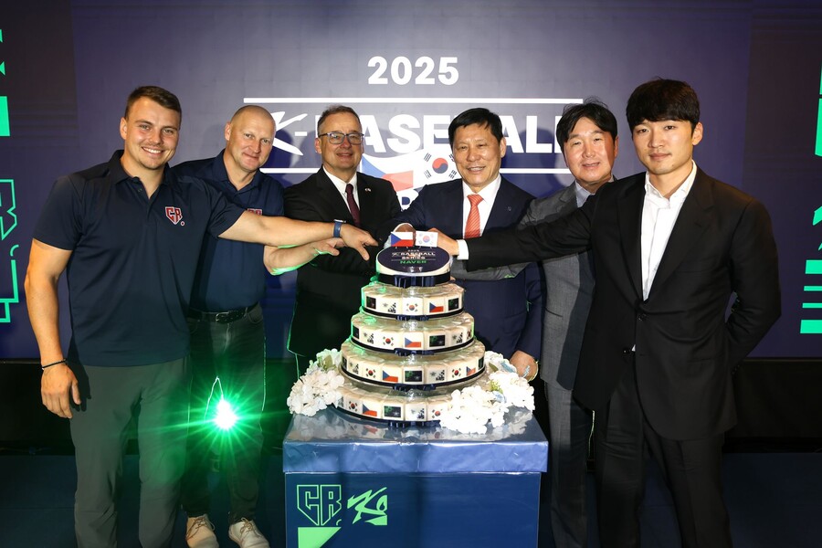 KBO, 체코와 평가전 앞두고 '스포츠 외교'…허구연 총재 "앞으로도 교류 확대되길"
