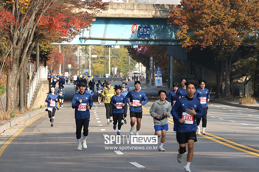 ▲ 제2회 블루런이 성남 탄천종합운동장에서 열렸다. 탄천변 일대를 도는 코스로 구성됐다.