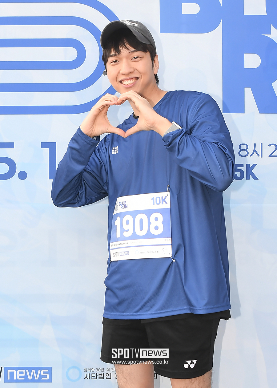 [포토S] 유재필, '마라톤 뛰기 전 하트~'