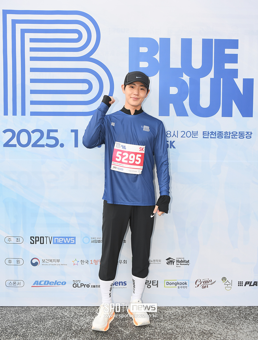 [포토S] 신재하, '블루런 함께 뛰어요!'