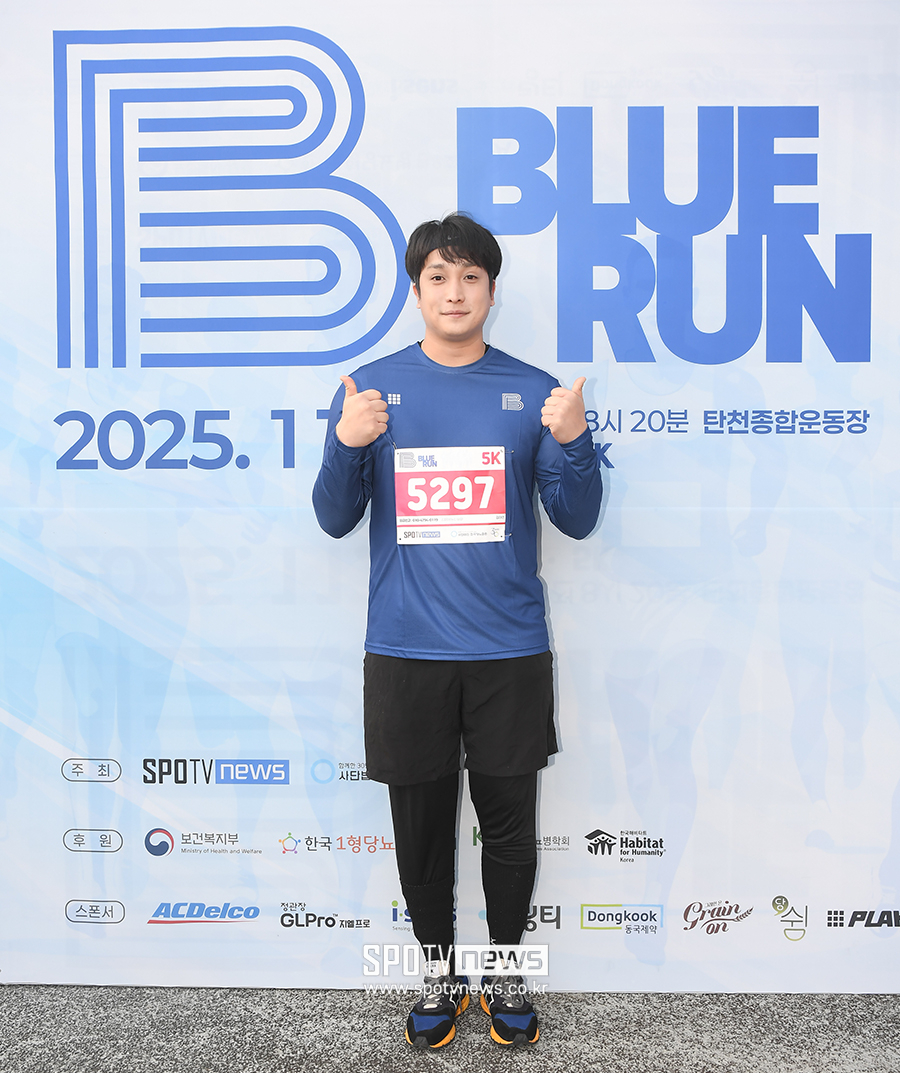 [포토S] 김태헌, '블루런 뛰기 전 엄지 척~'
