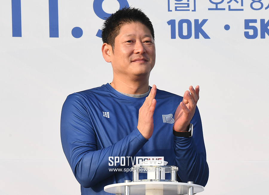 [포토S] 참가자들에게 박수 보내는 스포티비뉴스 홍우승 대표