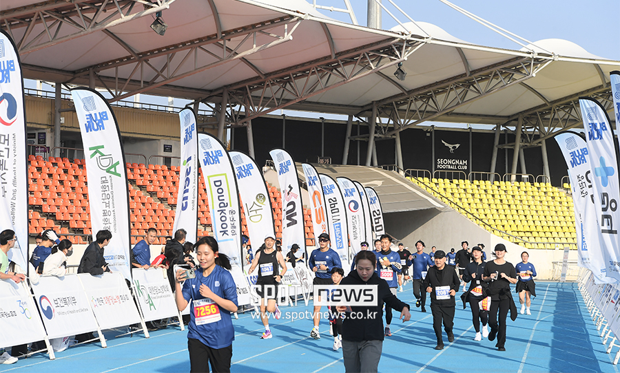 [포토S] 결승선으로 향하는 블루런 마라톤 참가자들