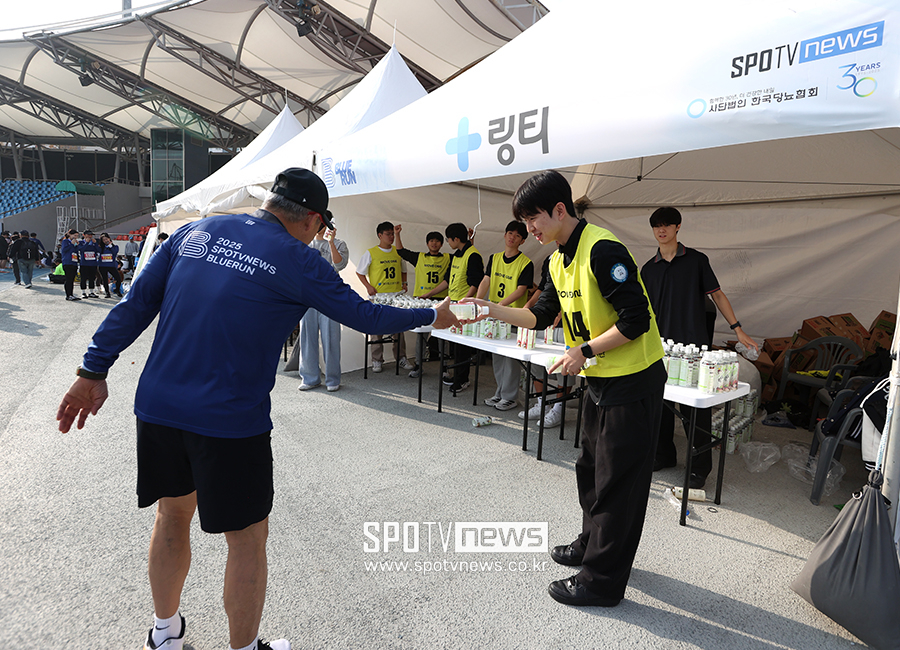 [포토S] 블루런 마라톤, '수분 전해질 보충하세요'