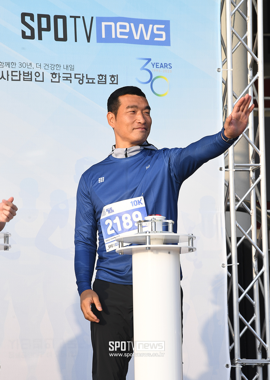 [블루런 탄천]투지의 대명사 조원희 "지난해에도 뛰고 싶었어요" 셀럽들과 거침 없이 달렸다