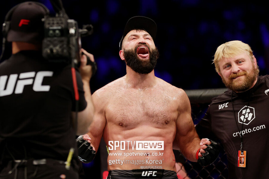 아스피날과 2라운드까지 갔던 유일한 선수…전 UFC 헤비급 챔피언, 2090만 유튜버에게 도전장