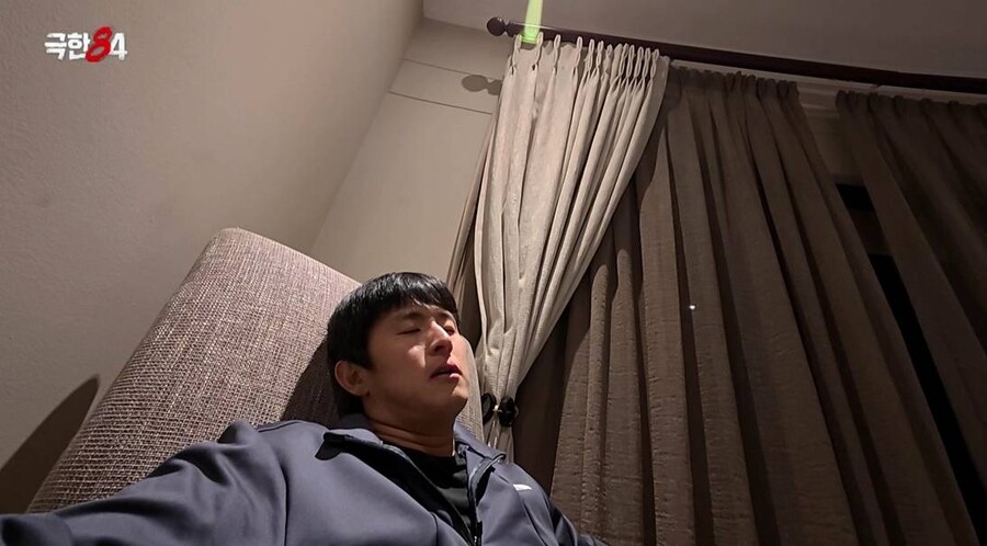 기안84, 7시간 마라톤에 시퍼렇게 멍든 발가락 "씻을 힘도 없어"('극한84')