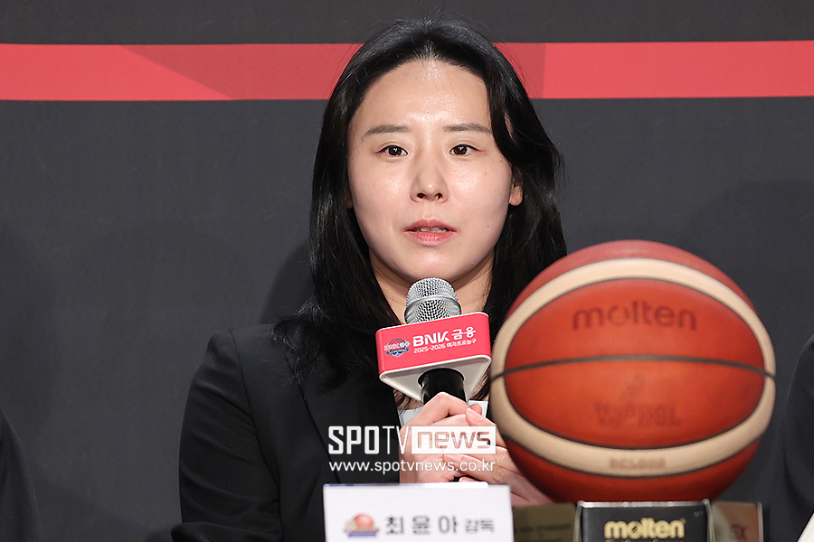 [포토S] 최윤아 감독, '이제는 신한은행 감독으로'