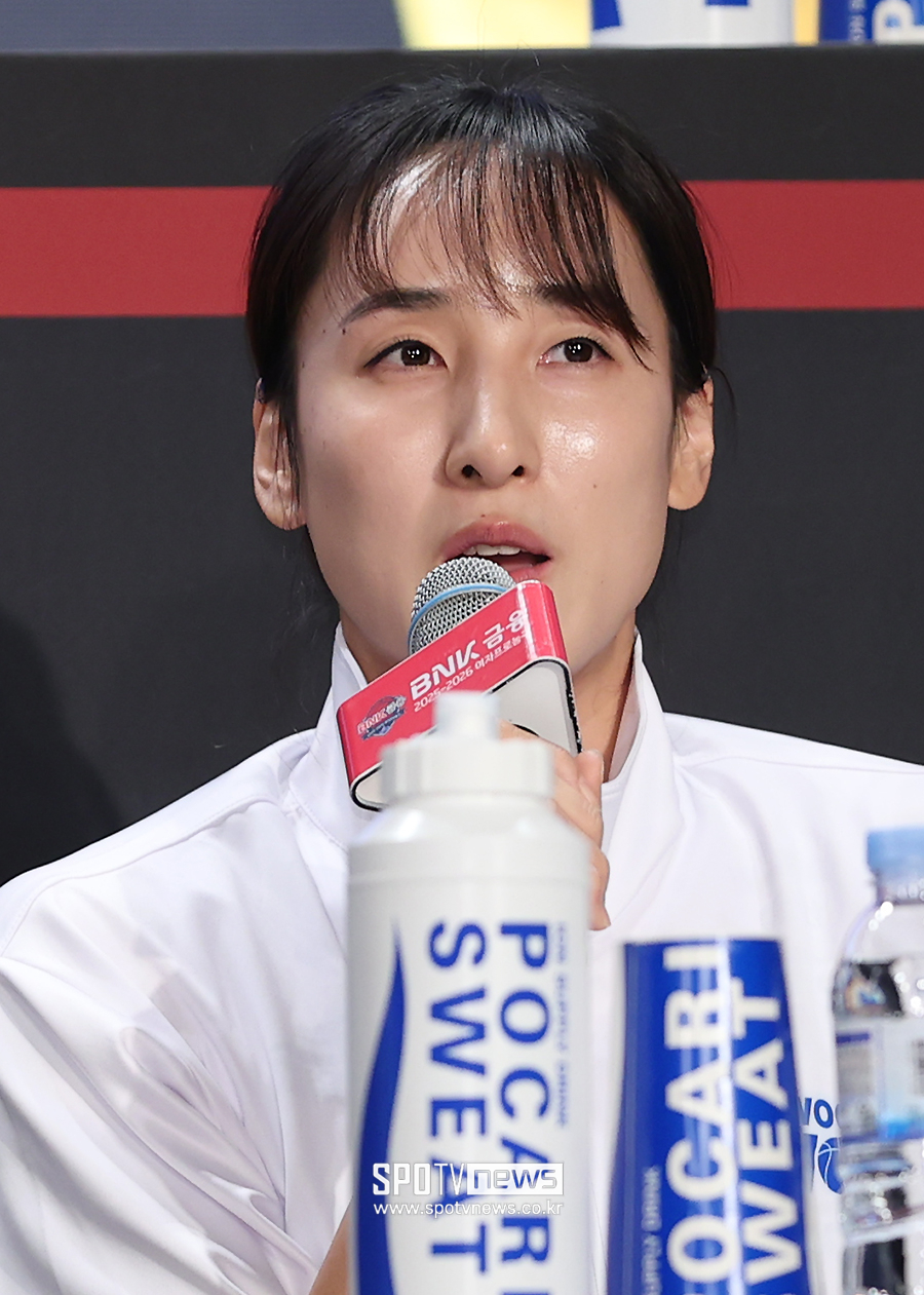 [포토S] 질문에 답하는 우리은행 김단비