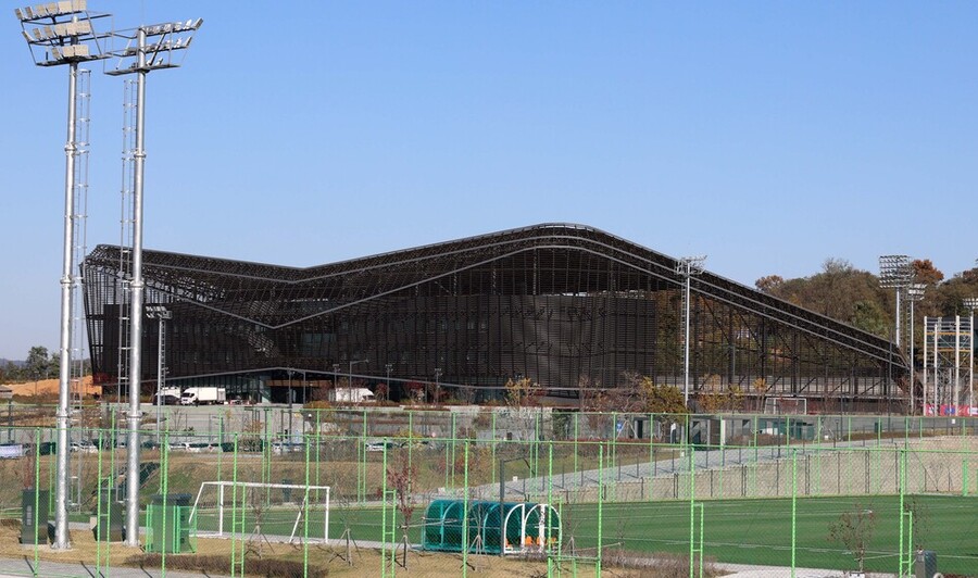 ▲ 10일 오후 충남 천안 대한민국축구종합센터의 모습. 면적 47만8천㎡에 그라운드 11면, 대표팀 숙소 82실, 8개 회의실과 최신식 피트니스 시설 등을 갖춘 축구종합센터에서는 앞으로 엘리트 유소년 육성과 A대표팀 훈련, 축구협회 행정이 모두 이뤄진다.  ⓒ연합뉴스