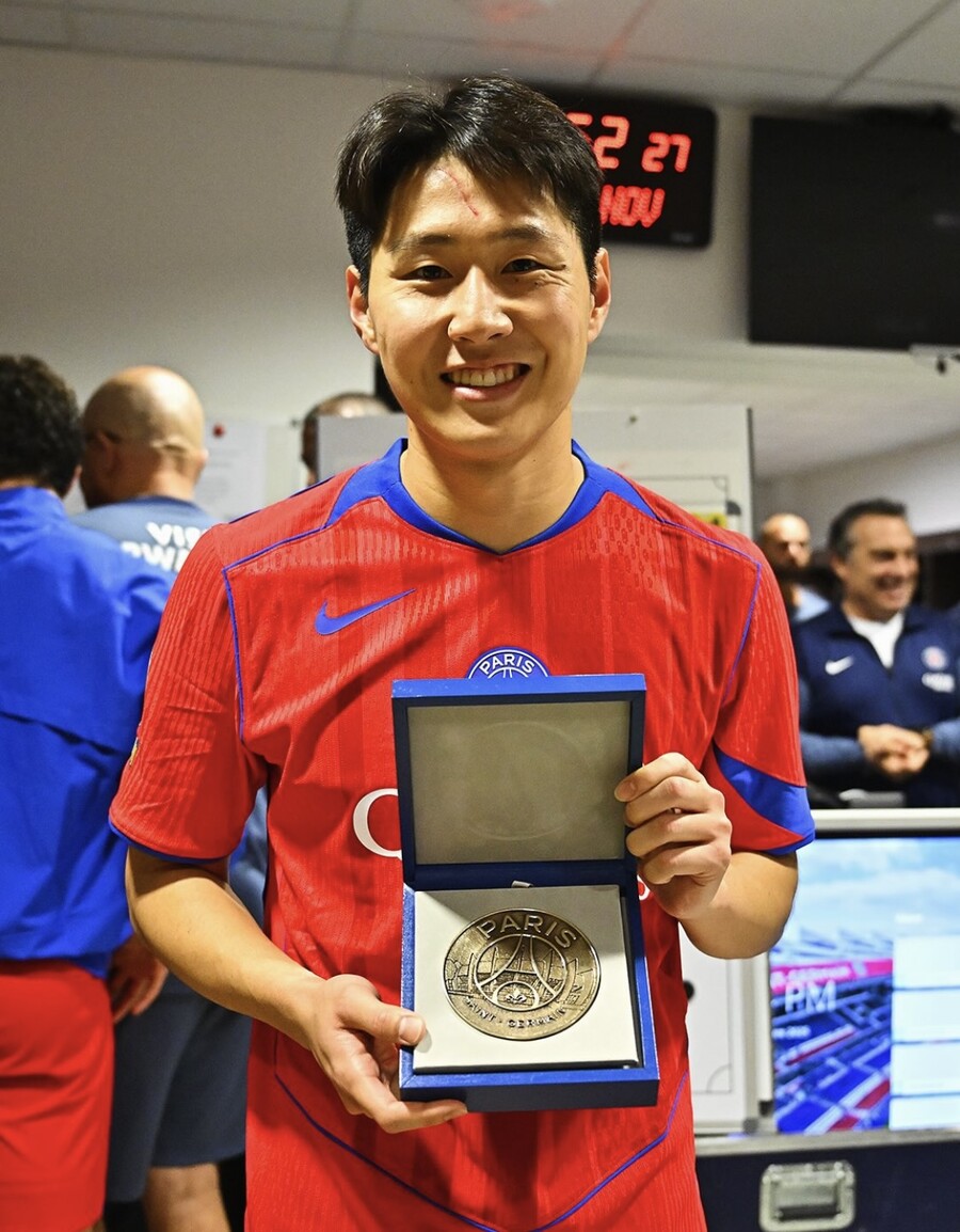 '역시 이강인 대박' 韓 축구 경사 났다!...PSG 소속으로 100번째 경기→극장골 도왔다! 엔리케 감독도 극찬 "특별한 선수"