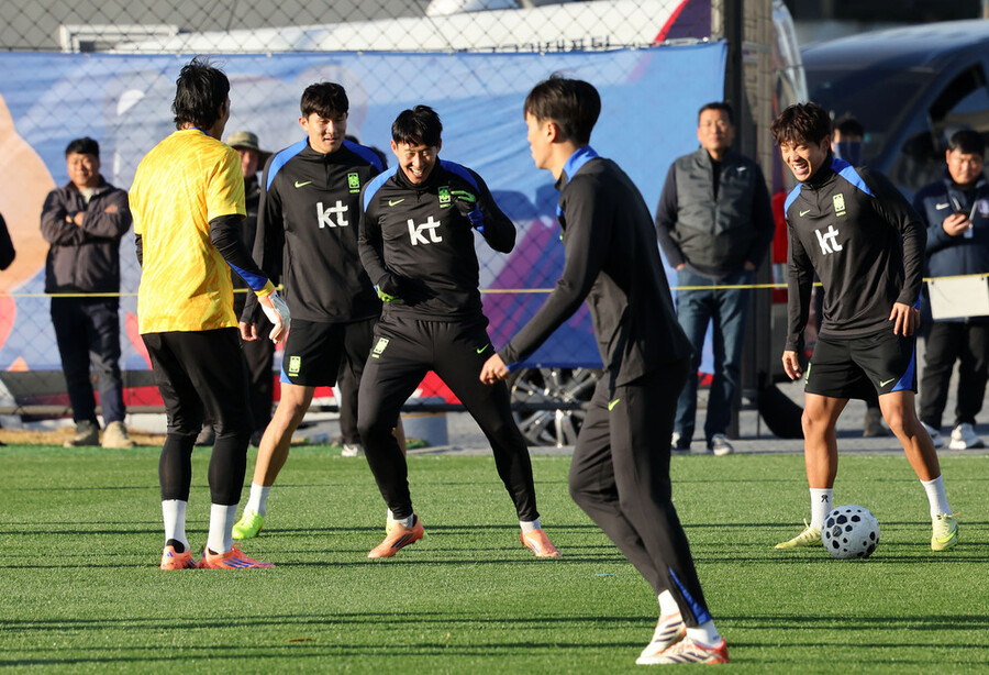 ▲ 10일 오후 충남 천안 면적 47만8천㎡에 그라운드 11면, 대표팀 숙소 82실, 8개 회의실과 최신식 피트니스 시설 등을 갖춘 대한민국축구종합센터에서 축구대표팀이 훈련하고 있다. ⓒ 연합뉴스