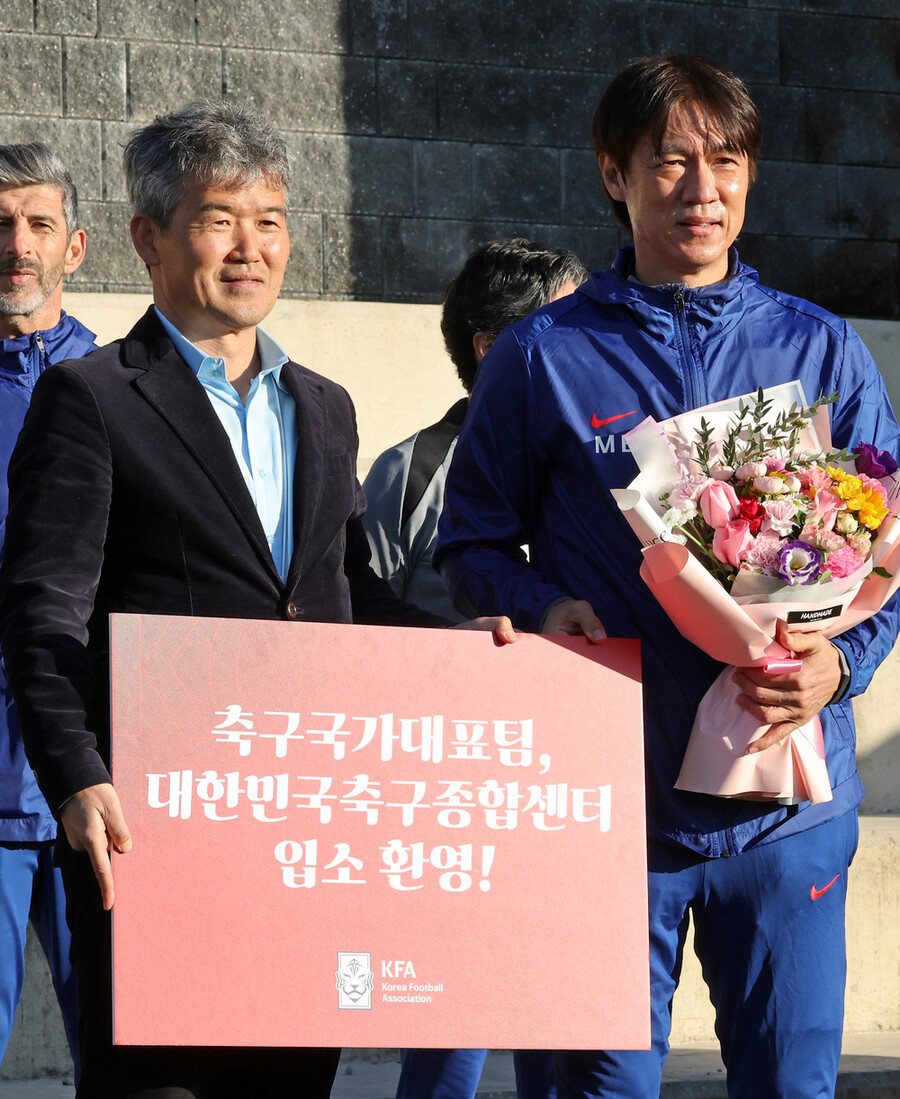 ▲ 10일 오후 충남 천안 대한민국축구종합센터에서 김승희 대한축구협회 전무(왼쪽)과 축구대표팀 홍명보 감독이 축구종합센터 입소 관련 행사를 하며 기념사진을 찍고 있다. ⓒ연합뉴스
