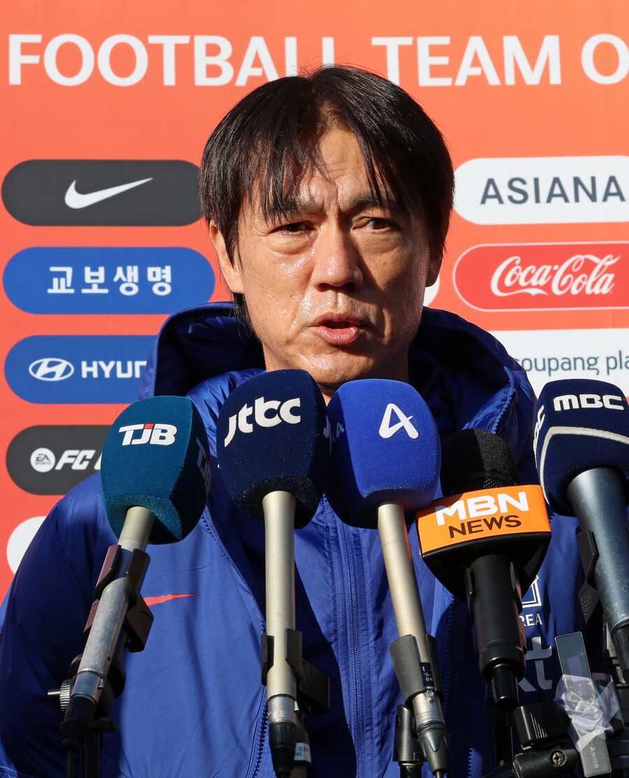 ▲ 10일 오후 충남 천안 면적 47만8천㎡에 그라운드 11면, 대표팀 숙소 82실, 8개 회의실과 최신식 피트니스 시설 등을 갖춘 대한민국축구종합센터에서 축구대표팀 홍명보 감독이 인터뷰에 응하고 있다.   ⓒ 연합뉴스