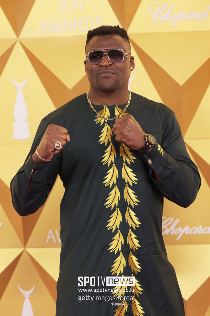 "아스피날이 경기 피했다고?" 전 UFC 챔피언 은가누 "멈추는 게 당연한 결정" 반박