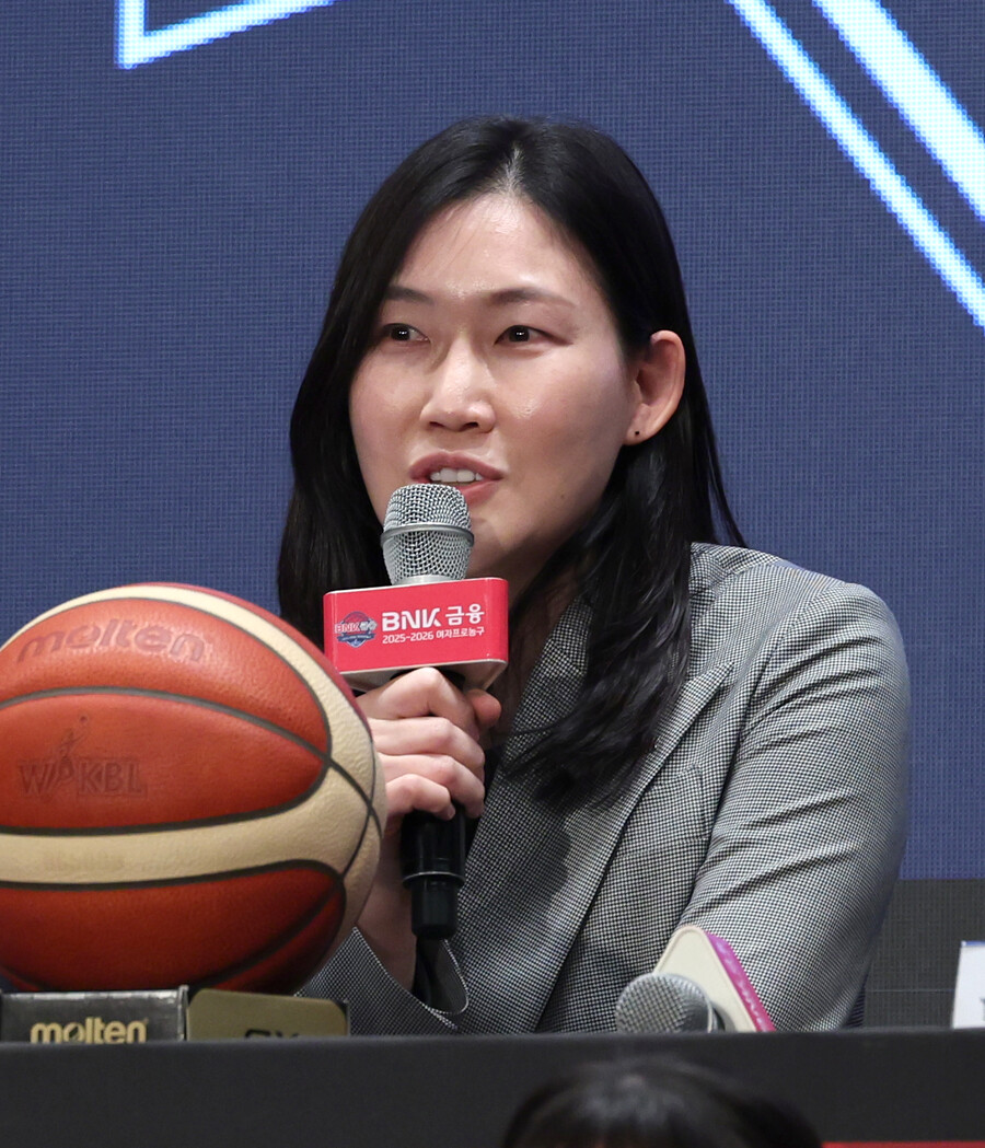 ▲ 청주 KB스타즈 박지수(맨 위)가 여자 프로농구 새 시즌 강력한 최우수선수(MVP) 등 개인상 싹쓸이 후보로 떠올랐다. 아산 우리은행 김단비(가운데)도 강력 견제를 예고했다. 지난 시즌 우승팀 부산 BNK썸 박정은(맨 아래) 감독이 다시 명장으로 가는 길을 닦을지도 관전 포인트다.  ⓒ연합뉴스