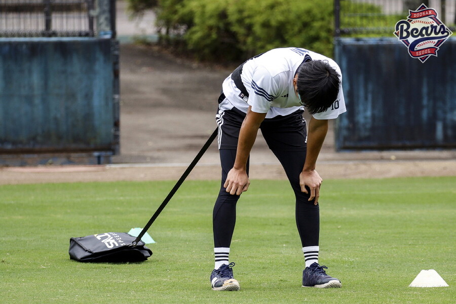 "힘들었다" 우승감독 모셔온 두산, 벌써 곡소리 나는 지옥훈련…투수들은 15kg 흙주머니 차고 달렸다