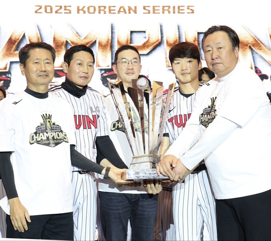 ▲ 염경엽 감독은 우승 후 3년 30억 원에 재계약하며 KBO리그 감독 계약 역사에 새 장을 열었다 ⓒ LG 트윈스