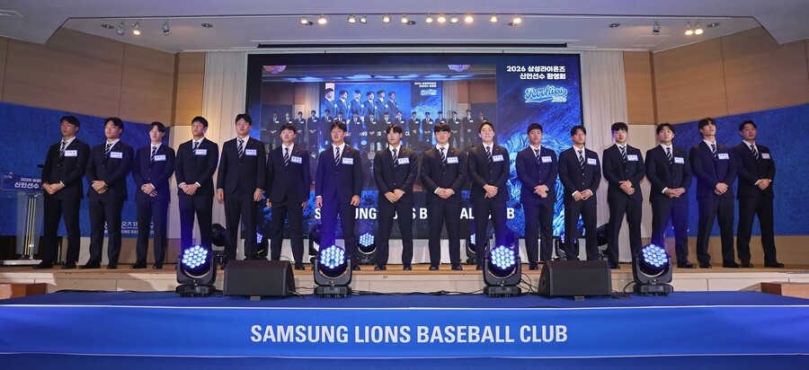 삼성, 루키들에게 '최신 휴대전화' 쐈다!…2026 신인선수 입단식 성황리에 마쳐