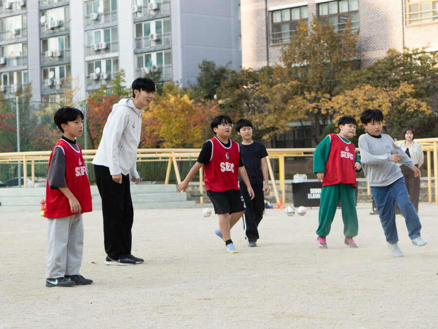 '운동장을 둘러싼 축구 열기' 서울 이랜드 DF 김하준, 등원초에서 '스마일스쿨' 성료…"어렸을 적 초심 떠올라"