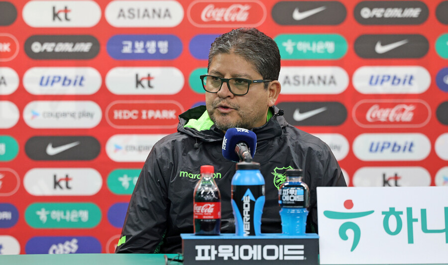 ▲ 오스카르 비예가스 볼리비아 남자 축구대표팀 감독이 13일 오후 대전월드컵경기장에서 A매치를 앞둔 기자회견을 하고 있다. 이후에는 대표팀이 대한민국과의 A매치를 하루 앞두고 훈련하고 있다. ⓒ 연합뉴스