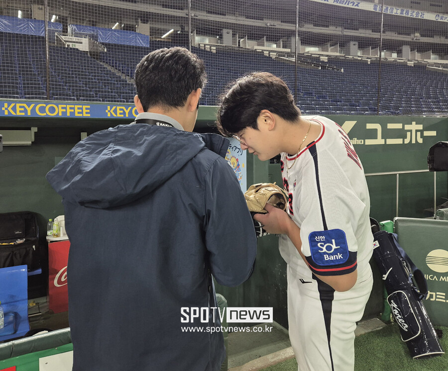 ▲ 일본 매체 스포츠호치 소속 기자와 김서현 ⓒ윤욱재 기자