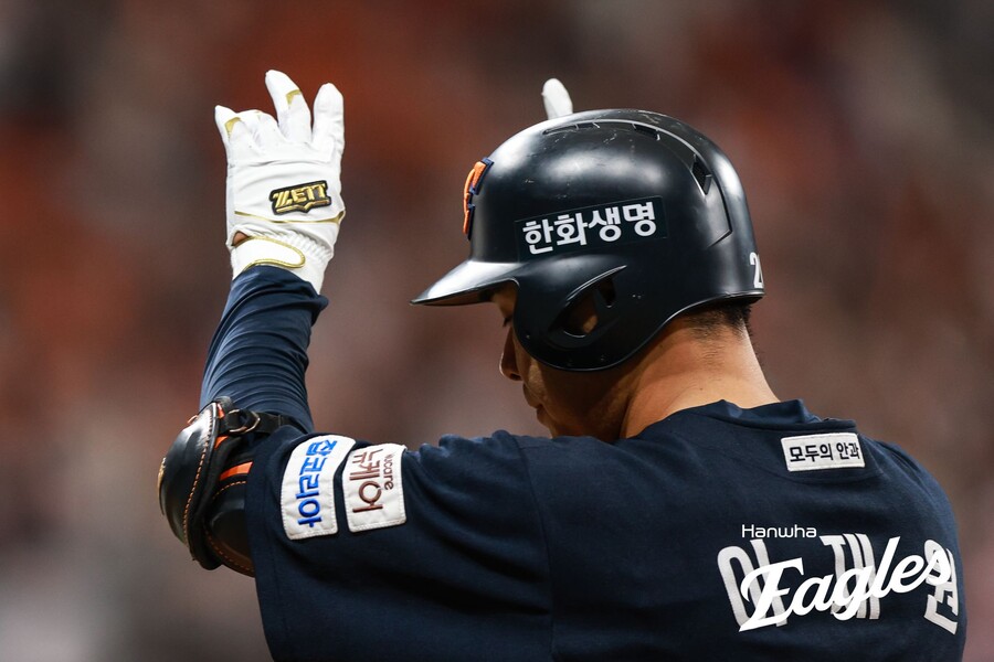 "하루만 더 야구장에 오게 해줘" 방출→한화행→KS 진출 베테랑의 절규…후배는 "죄송합니다" 고개를 숙였다