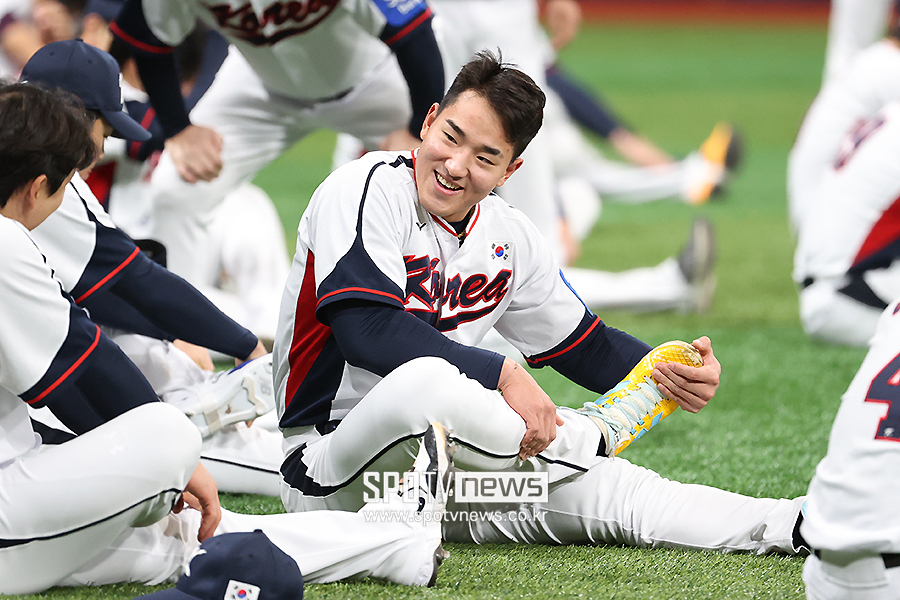 "안현민, 상당히 신선하다" 日 국가대표 사령탑도 놀란 파워, 韓 괴물타자 위상 벌써 이 정도인가