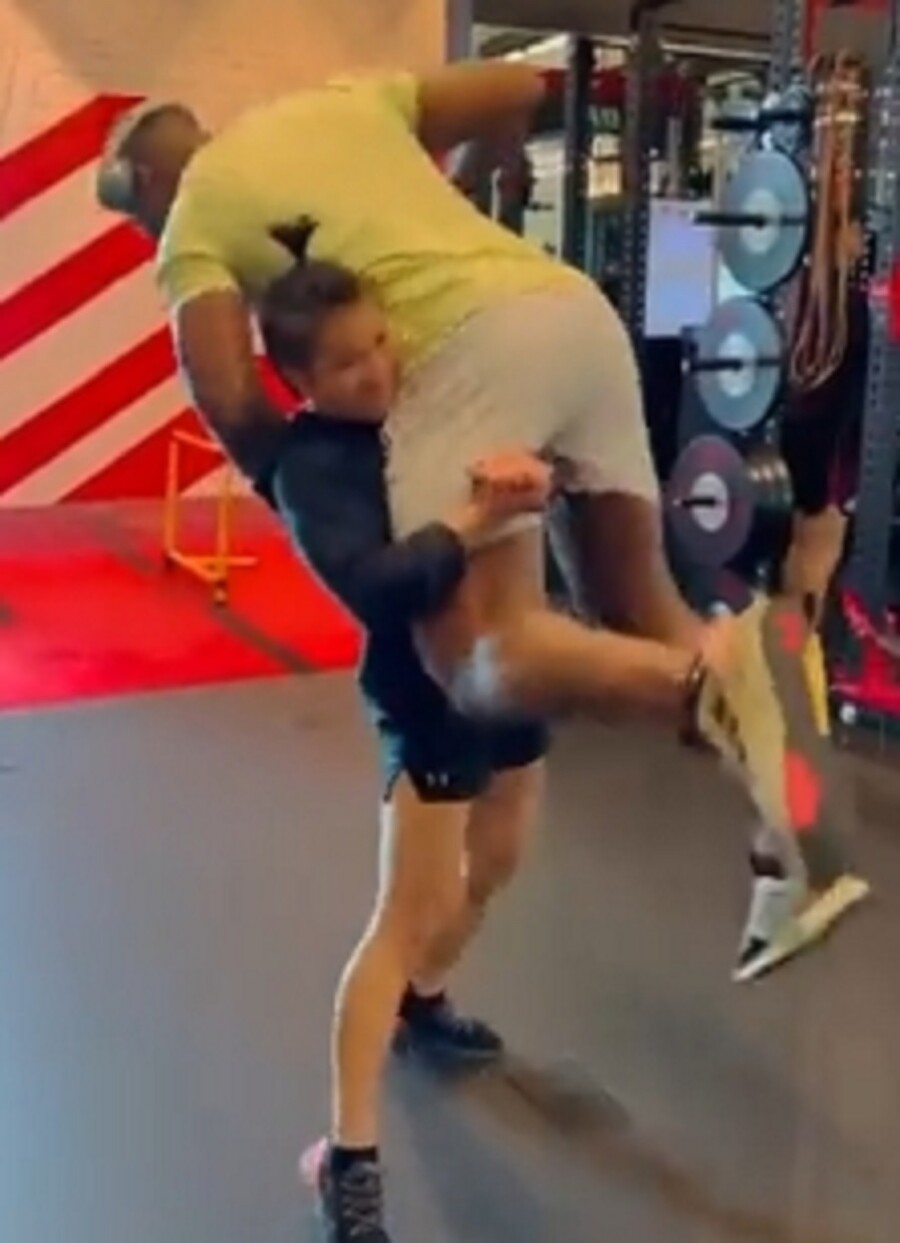 "믿기지 않는 일이" 133kg 은가누를 번쩍…UFC 여성 챔피언, 괴력 드러났다