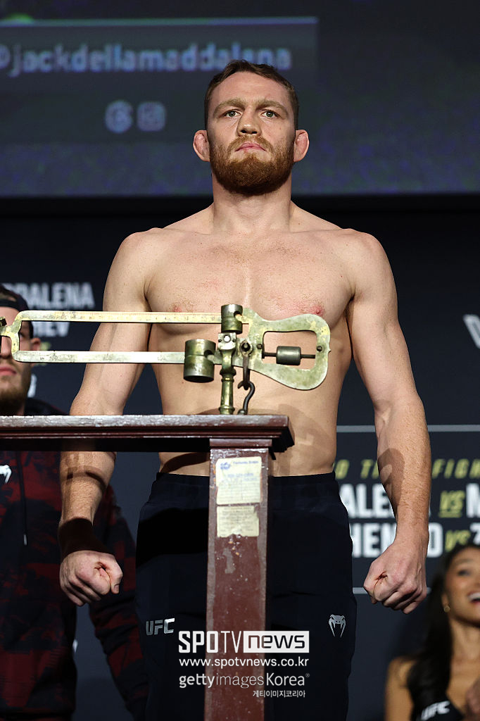 "미쳤다고 생각할 수 있지만…" 전 UFC 챔피언, 마카체프 패배 예상했다