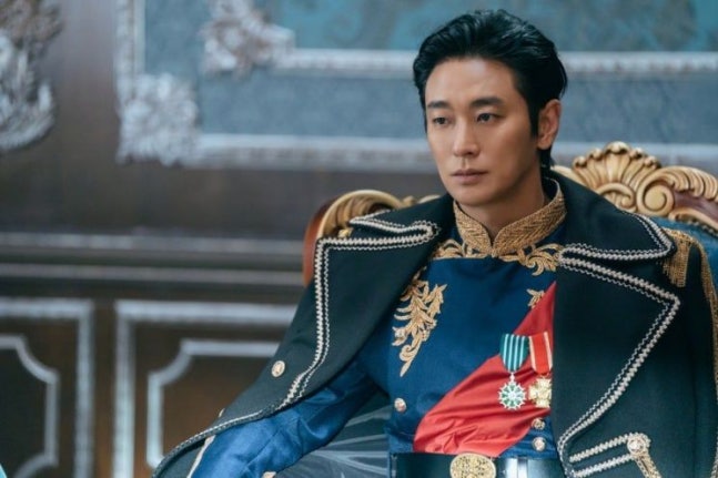 '재혼황후' 주지훈 의상에 '독일 나치 훈장'이? 논란되자 제작사 직접 사과