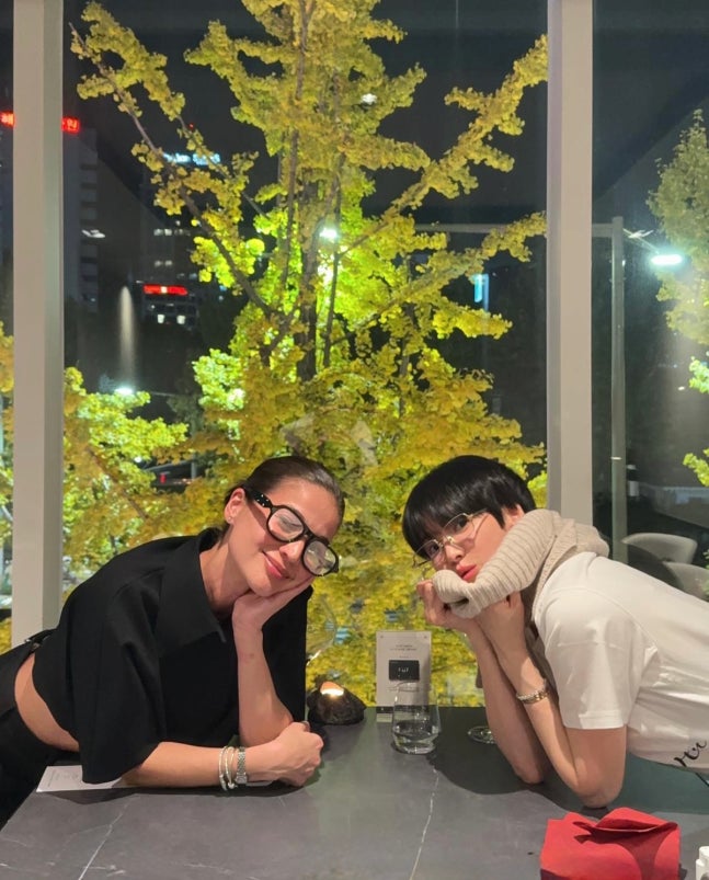 송혜교, 보이시한 쇼트커트 '파격 변신'..앤 커티스와 우정샷 인증