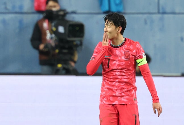▲ 이강인과 나란히 서서 골문을 응시하던 손흥민은 절묘하게 오른발로 수비벽을 넘겼고, 골문 구석에 꽂았다. A매치 통산 54번째 득점으로 한국 역대 최다골인 차범근(58골)과 격차를 좁히는데 성공했다. 이 골을 MLS도 크게 조명했다. 손흥민은 이미 MLS에서도 프리킥 골을 폭발한 적이 있다. ⓒ 연합뉴스