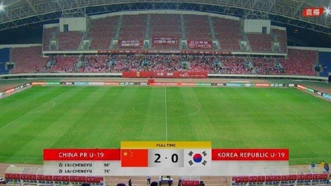 ▲ 지난해 이창원 감독이 지도한 U-19 대표팀이 중국에 0-2로 졌다. 이 연령대에서 중국에 패한 건 20년 만이다. 당시 2골을 기록한 리우쳉유는 경기 후 "전반전은 한국과 별다른 차이가 없었다. 오히려 더 많이 기회를 포착했었다"라고 어려움을 표하지 않아 눈길을 끌었다. ⓒ 시나스포츠