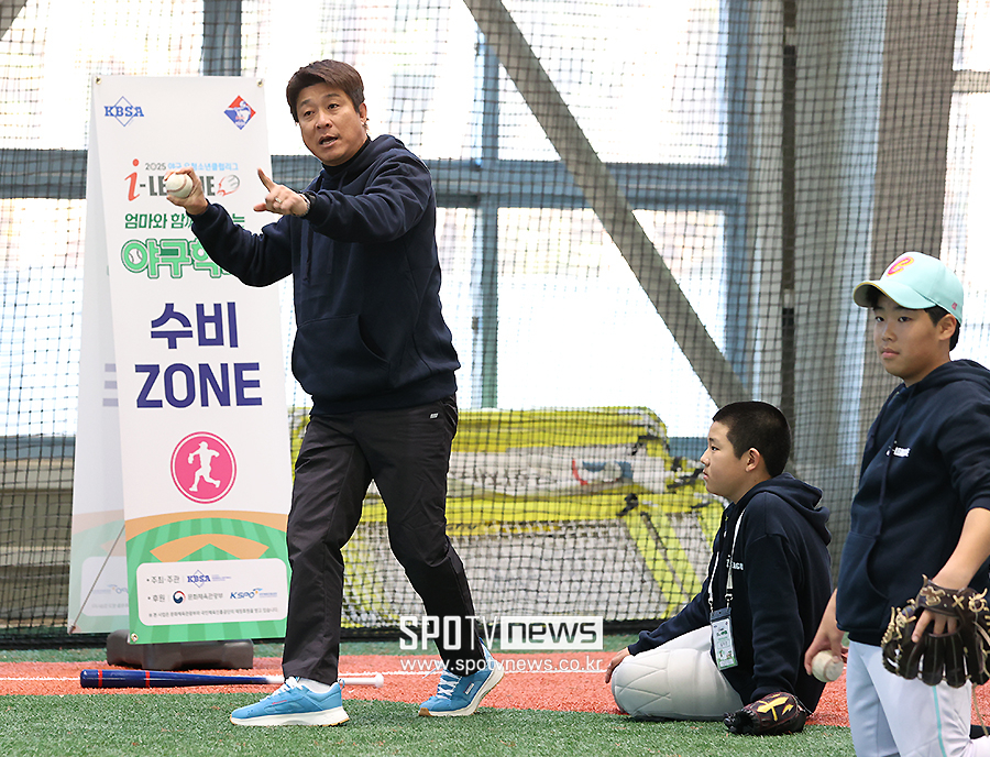 [포토S] 신명철 코치, 디테일한 지도