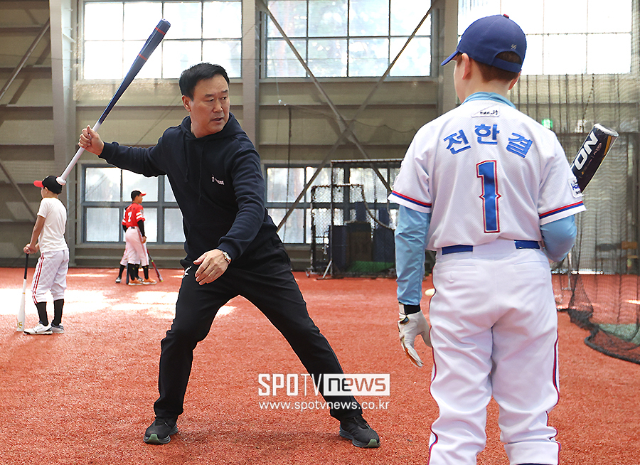 [포토S] 장종훈 코치, '타격폼은 이렇게'